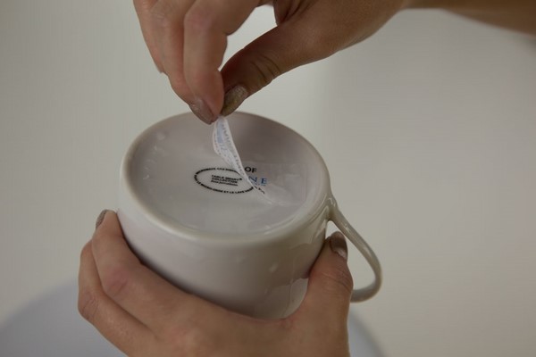 Cách gỡ tem nhãn hàng hóa dán chặt bằng keo