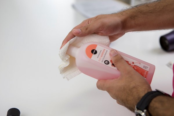 Cách gỡ tem nhãn hàng hóa dán chặt bằng keo