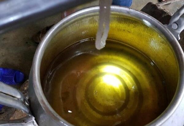 Cách gỡ tem nhãn hàng hóa dán chặt bằng keo