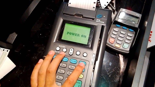 cách thay giấy máy quẹt thẻ 