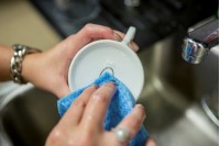 Cách gỡ tem nhãn hàng hóa dán chặt bằng keo hiệu quả