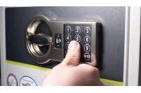 Tại sao két sắt mini không mở được? Làm sao khi két sắt bị kẹt?