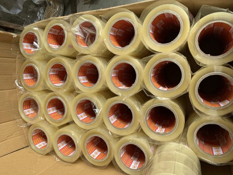 kiểm tra chất lượng và đóng gói băng keo